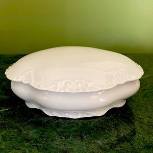 Limoges France White Porcelain Jewelry /Trinket Box Embossed Lid Rim. VTG